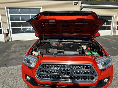 Used 2017 Toyota Tacoma TRD Sport image 11