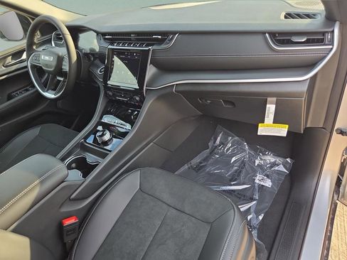 New 2025 Jeep Grand Cherokee Altitude RWD image 29