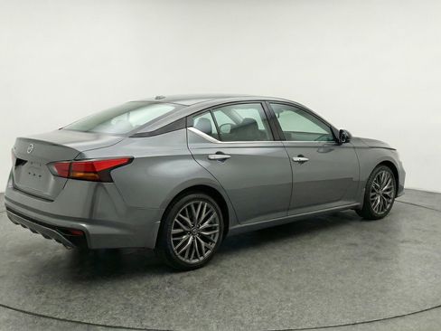 Used 2025 Nissan Altima 2.5 SV FWD image 9