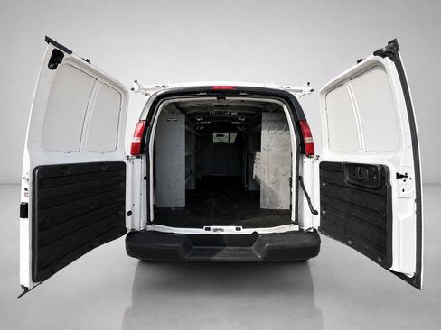 Used 2017 Chevrolet Express 2500 Extended RWD image 8