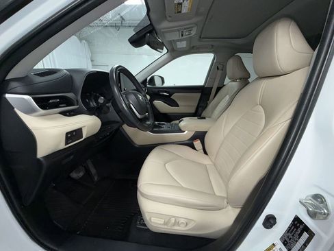 Used 2023 Toyota Highlander XLE AWD/4WD image 4