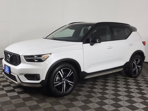 Used 2021 Volvo XC40 T5 R-Design image 9