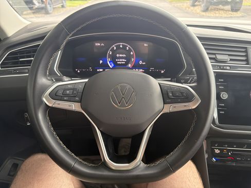 Used 2024 Volkswagen Tiguan SE AWD/4WD image 17