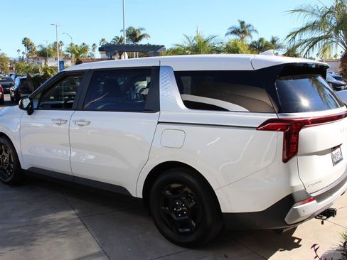 Certified 2025 Kia Carnival image 7