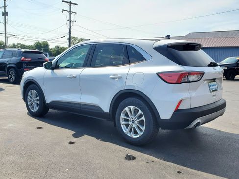 Used 2020 Ford Escape SE FWD image 3