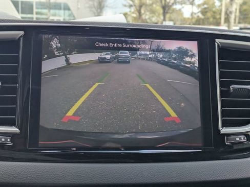 Used 2024 Chrysler Pacifica Touring-L FWD image 21