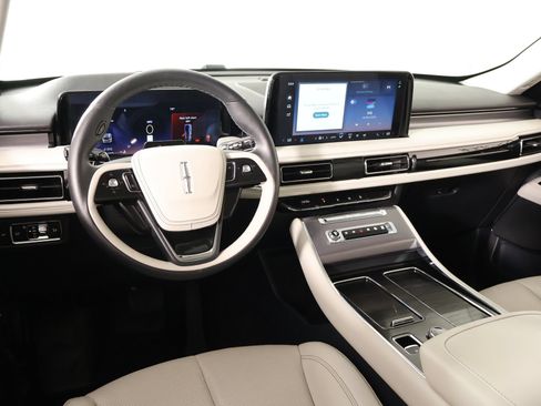 Used 2025 Lincoln Aviator 2WD image 2