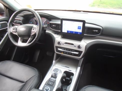 Used 2023 Ford Explorer XLT w/ Equipment Group 202A image 10