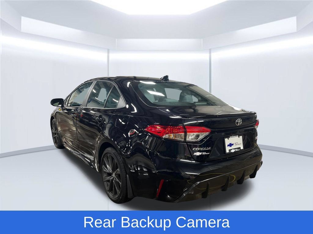 Used 2025 Toyota Corolla SE w/ Convenience Package FWD image 3