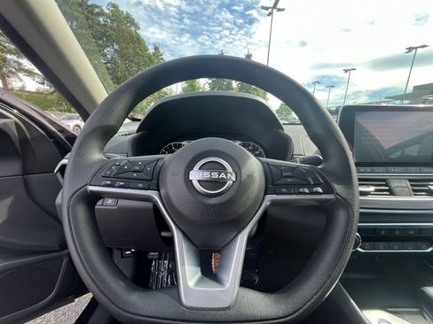 Used 2025 Nissan Altima 2.5 SV FWD image 29
