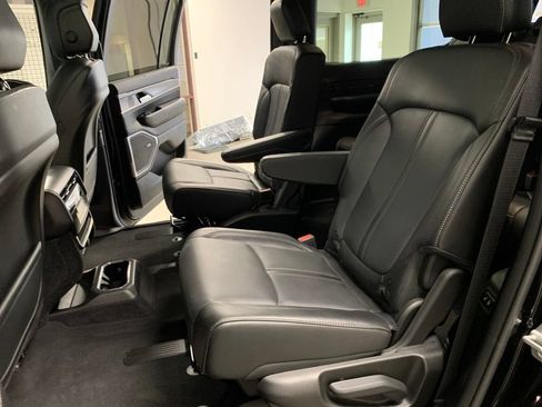 Certified 2025 Jeep Wagoneer Series II AWD/4WD image 21