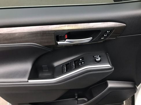 Used 2023 Toyota Highlander Platinum image 13