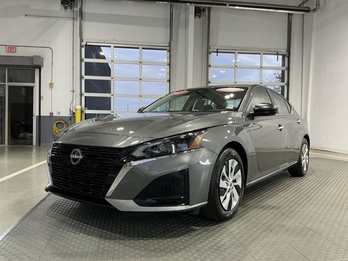 Used 2025 Nissan Altima 2.5 S image 2