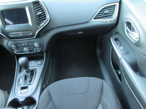 Used 2020 Jeep Cherokee Latitude FWD image 17
