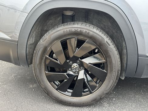 Used 2024 Volkswagen Atlas SE w/ Black Wheel Package FWD image 8
