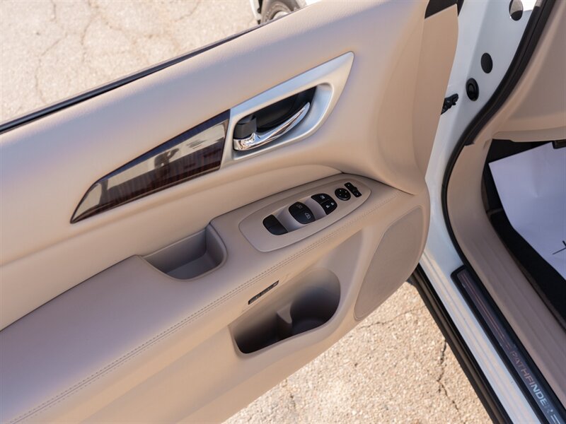 Used 2015 Nissan Pathfinder Platinum FWD image 14