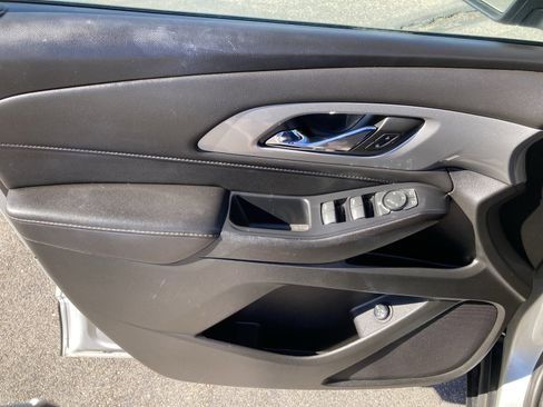 Used 2022 Chevrolet Traverse LT image 11