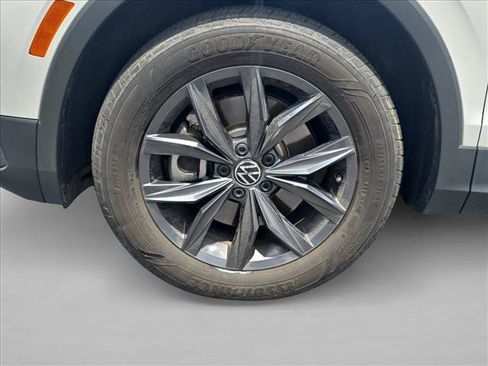 Used 2023 Volkswagen Tiguan SE w/ Panoramic Sunroof Package FWD image 29