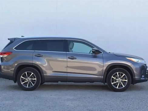 Used 2018 Toyota Highlander XLE AWD/4WD image 6