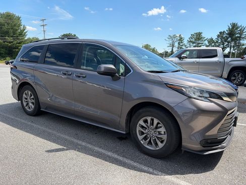 Used 2022 Toyota Sienna LE FWD image 1