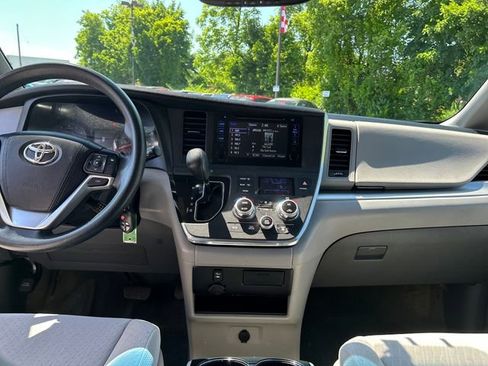 Used 2015 Toyota Sienna LE FWD image 13