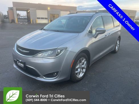 Used 2018 Chrysler Pacifica Touring Plus w/ Tire & Wheel Group image 4