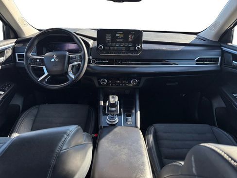 Used 2023 Mitsubishi Outlander SE image 17