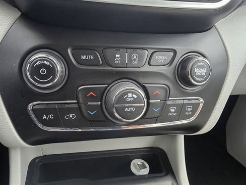 Used 2019 Jeep Cherokee Limited image 20