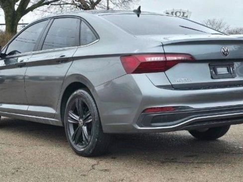 Used 2024 Volkswagen Jetta SE image 3