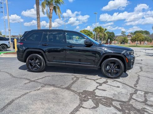 Used 2023 Jeep Grand Cherokee Limited w/ Black Appearance Package AWD/4WD image 3