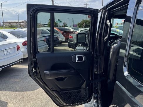 Used 2018 Jeep Wrangler Unlimited Sahara AWD/4WD image 21