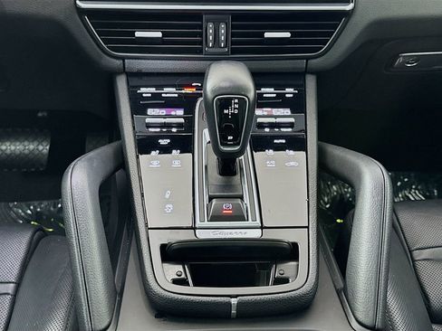 Used 2022 Porsche Cayenne Coupe image 19