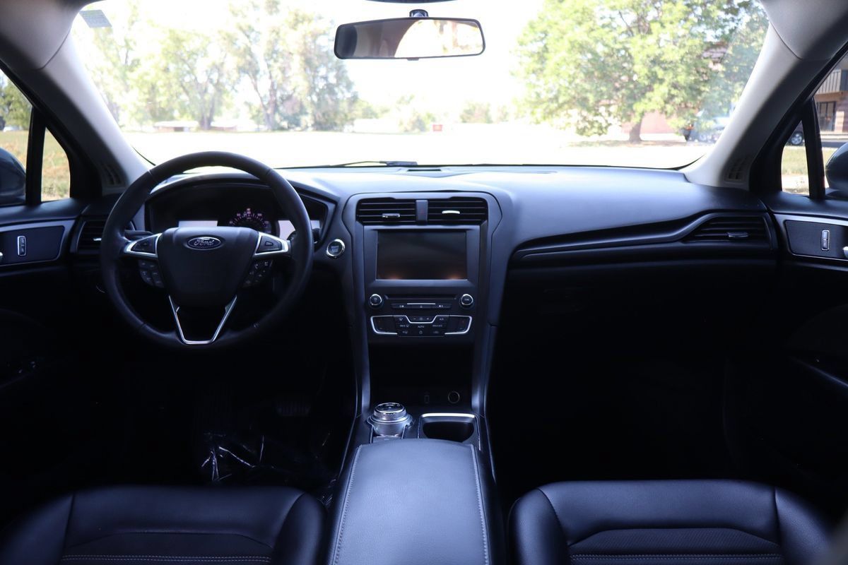 Used 2018 Ford Fusion SE w/ Equipment Group 201A FWD image 16