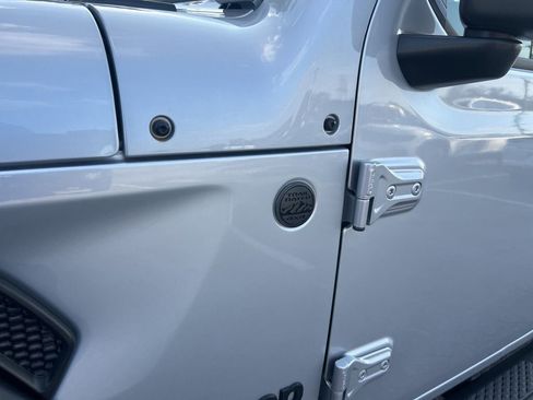 Certified 2024 Jeep Gladiator Sport image 19