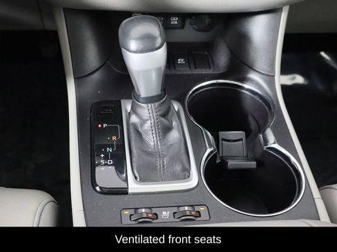 Used 2017 Toyota Highlander Limited image 13