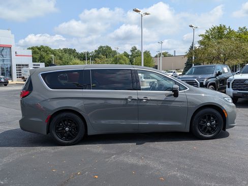 Used 2023 Chrysler Pacifica Touring-L FWD image 9