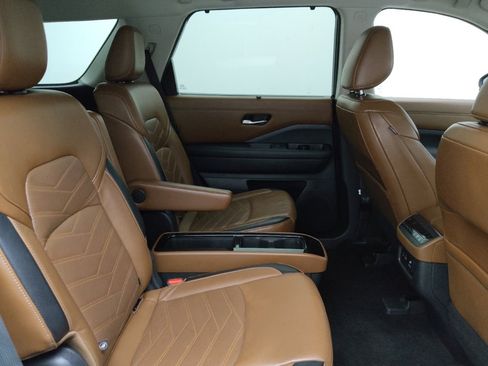 Used 2022 Nissan Pathfinder Platinum image 19