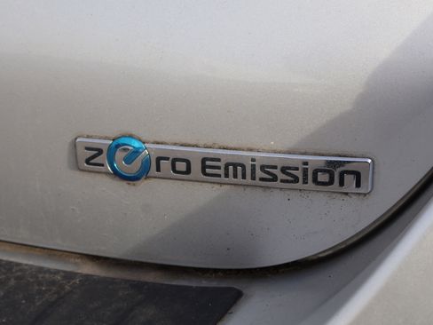 Used 2015 Nissan Leaf SL w/ Premium Package image 15