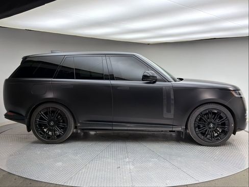 Certified 2025 Land Rover Range Rover SE image 3