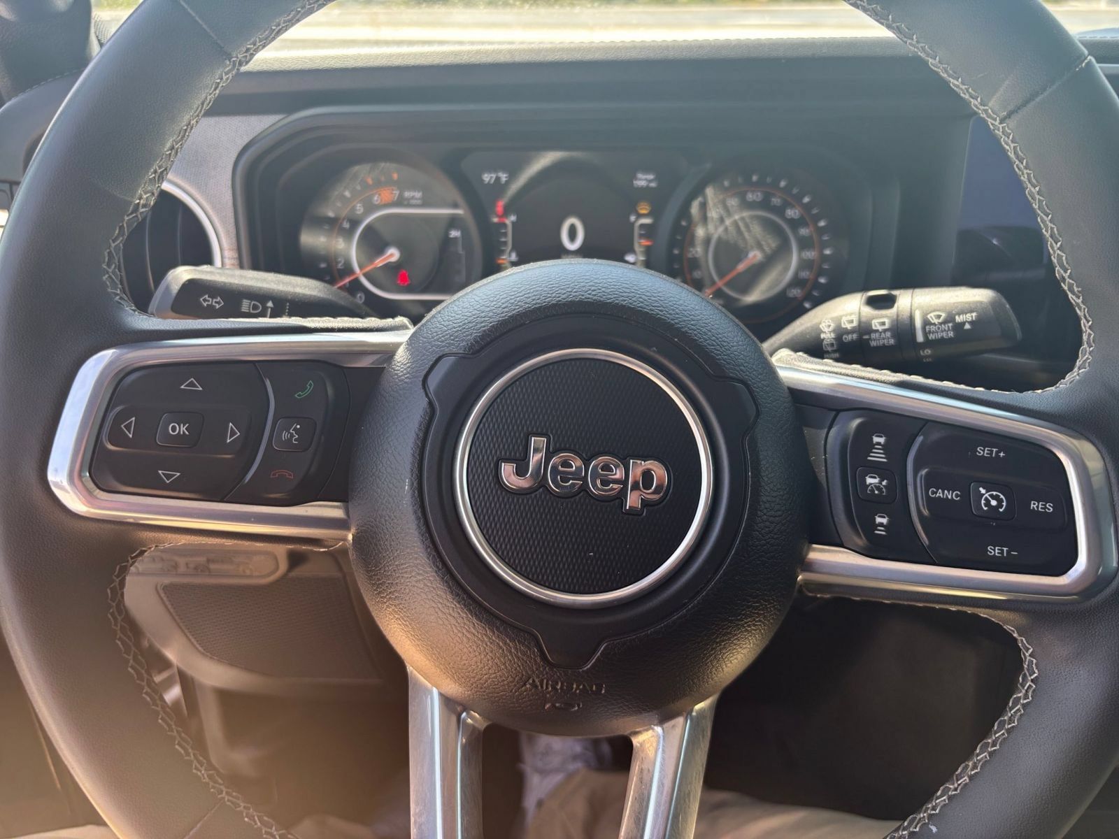 Used 2025 Jeep Wrangler Unlimited Sahara AWD/4WD image 27