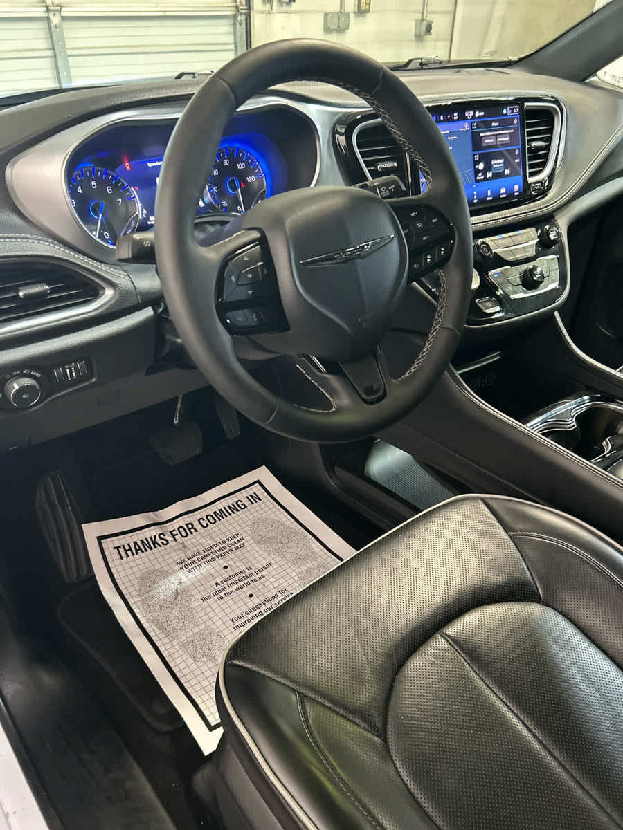 Used 2025 Chrysler Pacifica Limited FWD image 9