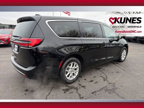 Used 2025 Chrysler Pacifica Select FWD image 5