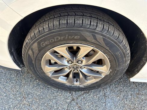 Certified 2024 Toyota Sienna LE image 11