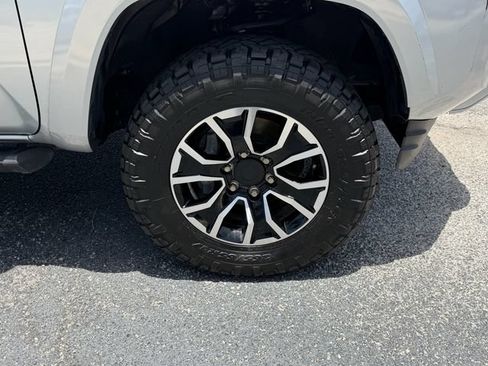 Used 2023 Toyota Tacoma TRD Sport w/ Technology Package AWD/4WD image 18