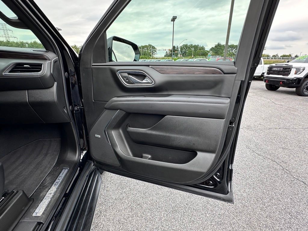 Used 2023 Chevrolet Tahoe LT w/ Luxury Package AWD/4WD image 15