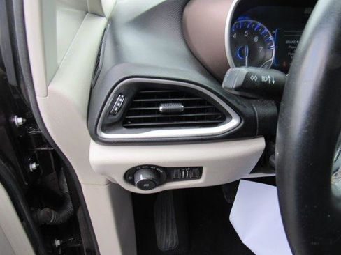 Used 2017 Chrysler Pacifica Touring-L image 11