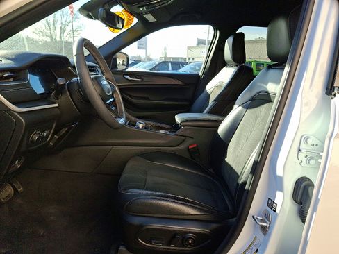 Certified 2024 Jeep Grand Cherokee Altitude image 13