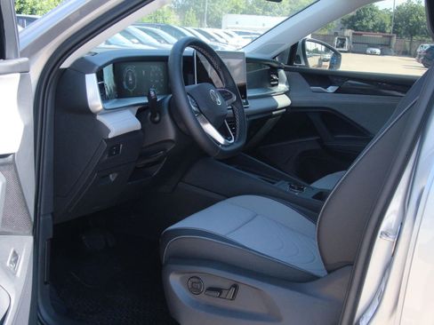 Certified 2025 Volkswagen Tiguan SE FWD image 10
