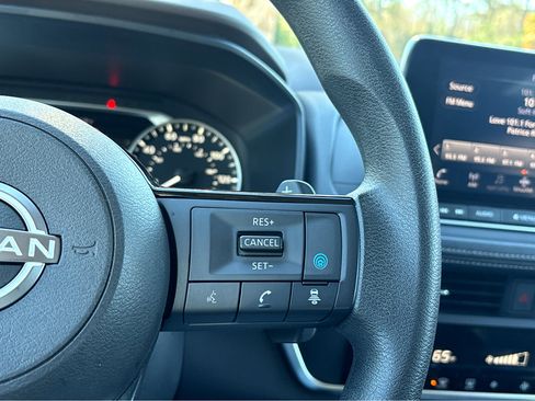 Used 2023 Nissan Rogue SV image 11