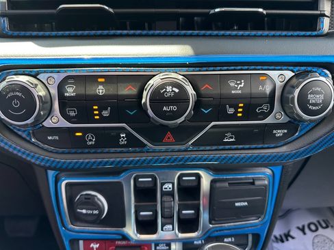 Used 2024 Jeep Wrangler Unlimited Rubicon w/ Technology Group AWD/4WD image 31